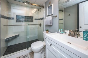 Dusche, Haartrockner, Handtücher, Seife