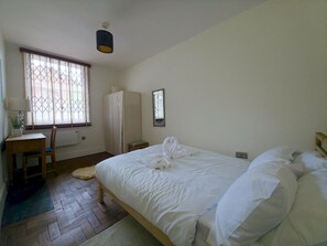 1 bedroom, bed sheets