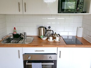 Kühlschrank, Mikrowelle, Ofen, Geschirrspüler