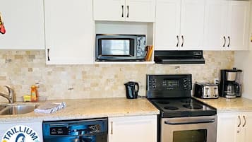 Apartamento familiar, 2 habitaciones, no fumadores, vistas a la montaña | Cocina privada | Frigorífico, microondas, horno y placa de cocina