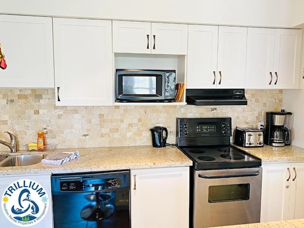 Family Apartment, 2 Bedrooms, Non Smoking, Mountain View | Dapur peribadi | Peti sejuk, ketuhar gelombang mikro, ketuhar, dapur