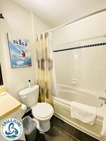 Apartamento familiar, 2 habitaciones, no fumadores, vistas a la montaña | Baño | Ducha y bañera combinadas, secador de pelo, toallas y jabón