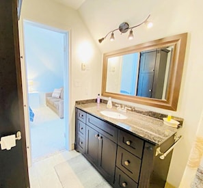 Appartement familial, 2 chambres, non-fumeur, vue sur la montagne | Salle de bain | Ensemble baignoire-douche, séchoir à cheveux, serviettes fournies, savon