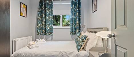 4 bedrooms, iron/ironing board, free WiFi, bed sheets