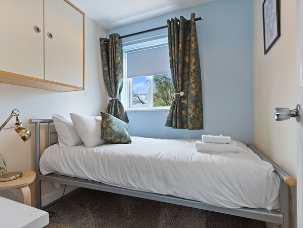 4 bedrooms, iron/ironing board, free WiFi, bed sheets - Bright, Modern York Home with Free Parking | Pass the Keys (York)