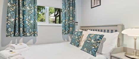 4 bedrooms, iron/ironing board, free WiFi, bed sheets