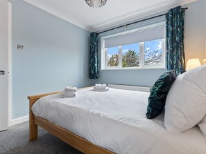 4 bedrooms, iron/ironing board, free WiFi, bed sheets - Bright, Modern York Home with Free Parking | Pass the Keys (York)