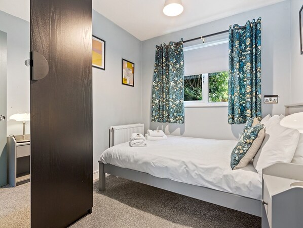 4 bedrooms, iron/ironing board, free WiFi, bed sheets