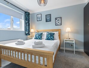 4 bedrooms, iron/ironing board, WiFi (free), bed sheets - Bright, Modern York Home with Free Parking | Pass the Keys (York)