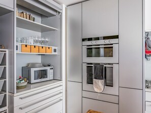 Kühlschrank, Mikrowelle, Ofen, Geschirrspüler