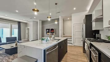 Fridge, microwave, stovetop, dishwasher