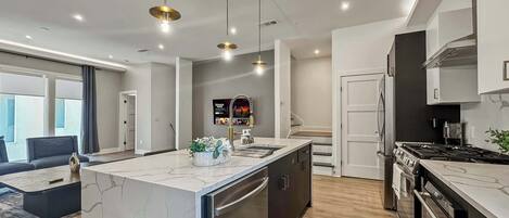 Réfrigérateur, micro-ondes, plaque de cuisson, lave-vaisselle