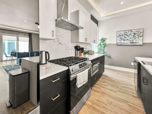 Frigorífic, microones, placa de cuina i rentaplats 