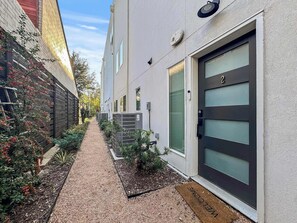 Exterior detail - Entire 3BR Home | Rooftop View | Garage | Sleeps 9 (Dallas)