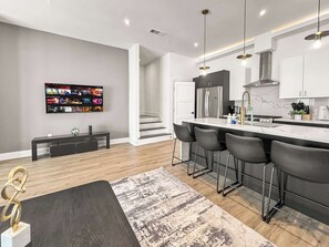 Frigorífic, microones, placa de cuina i rentaplats 