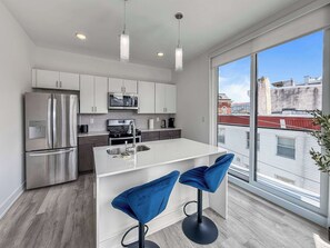 Refrigerador, microondas, horno y parrilla de estufa