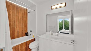 Douche, sèche-cheveux, serviettes fournies, shampoing