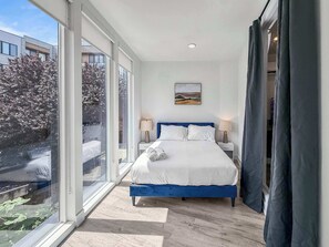 3 bedrooms, desk, Internet, bed sheets