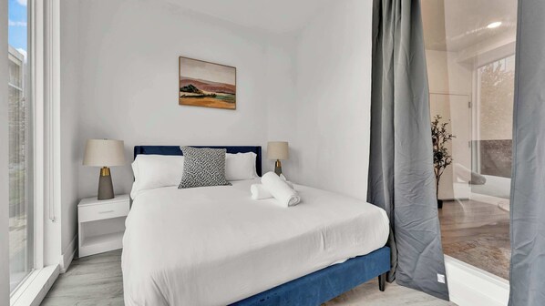 3 bedrooms, desk, WiFi, bed sheets