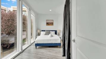 3 bedrooms, desk, WiFi, bed sheets