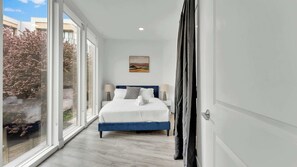 3 bedrooms, desk, WiFi, bed sheets