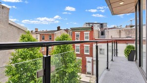 Property grounds - Posh 3BR Flat by Liberty Bell | Hosts Group of 6 (Philadelphia)