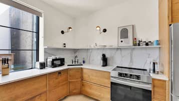 Fridge, oven, stovetop, dishwasher