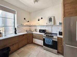 Fridge, oven, stovetop, dishwasher