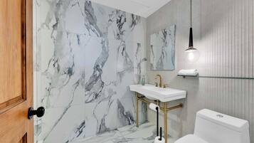 Douche, sèche-cheveux