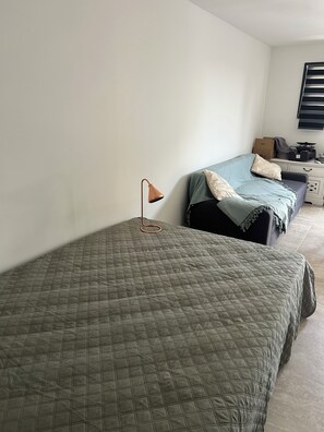 1 habitación y tabla de planchar con plancha 