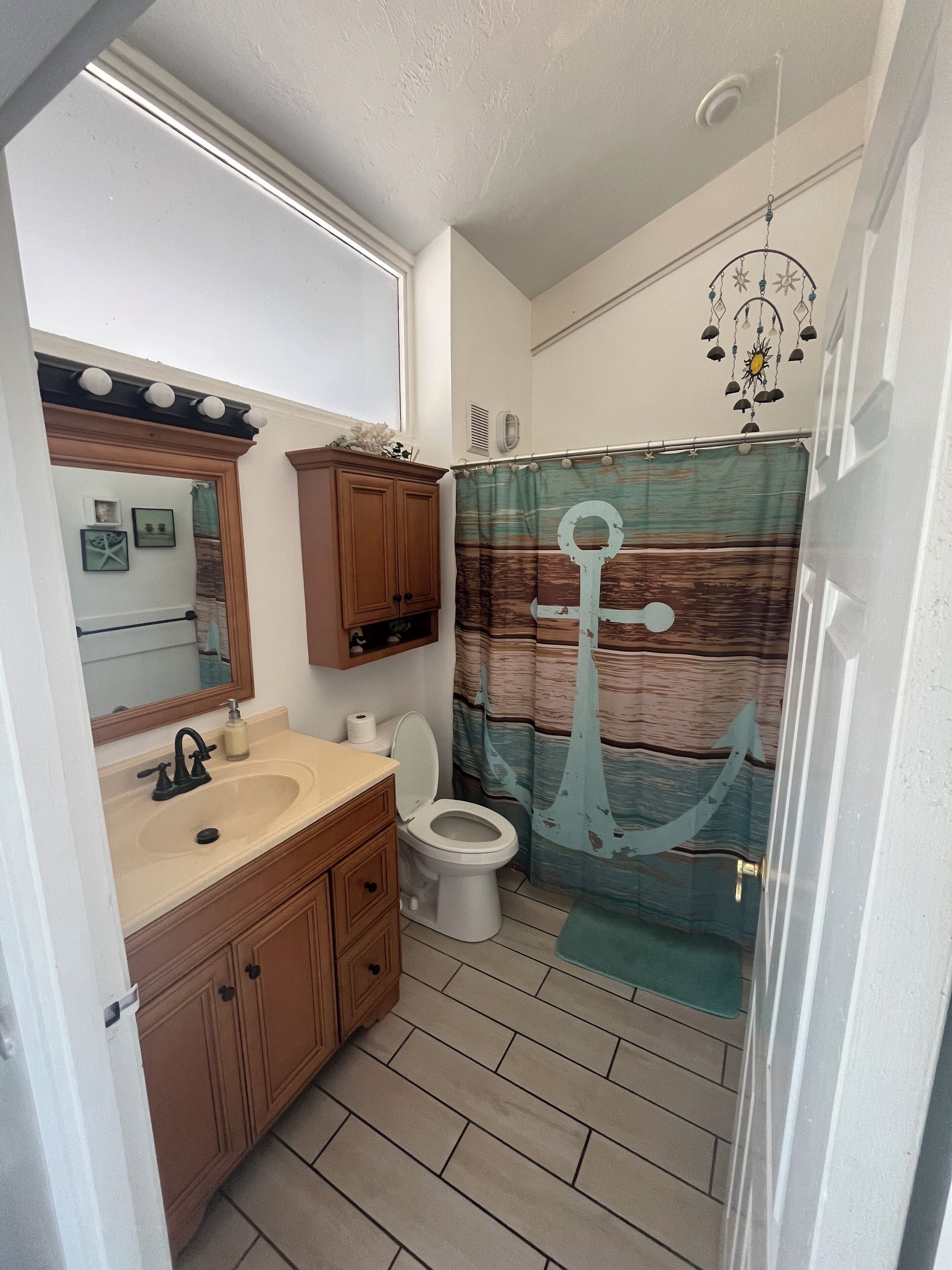 Een haardroger, handdoeken, toiletpapier