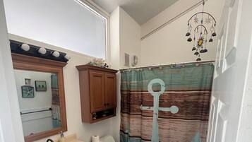 Een haardroger, handdoeken, toiletpapier