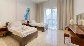 4 habitaciones, escritorio y tabla de planchar con plancha
