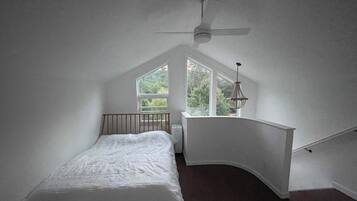 Een strijkplank/strijkijzer, wifi, beddengoed