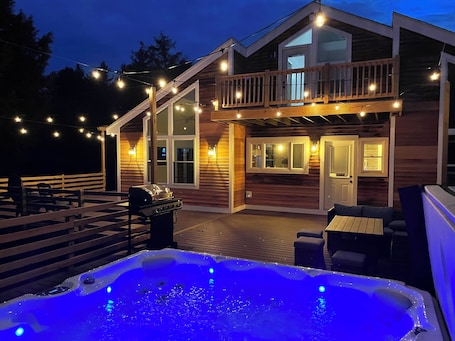 Terrace/patio. 3 Bedroom Chalet with Hot tub on 3 private acre in the foothills of White Mnts