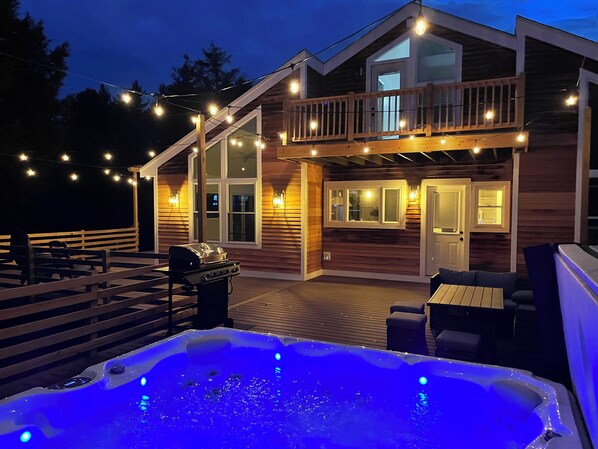 Terrace/patio - 3 Bedroom Chalet with Hot tub on 3 private acre in the foothills of White Mnts (Alexandria)