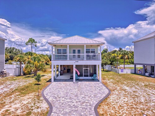 *New* Screened Porch w/ Private Hot Tub + Partial Water Views