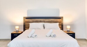 3 makuuhuonetta, työpöytä, silitysrauta/-lauta, vauvan matkasänky