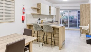 Jääkaappi, mikroaaltouuni, uuni, liesi