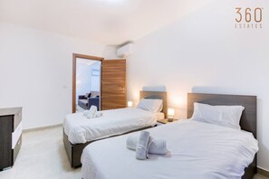 3 Schlafzimmer, Schreibtisch, Bügeleisen/Bügelbrett, Reisekinderbett