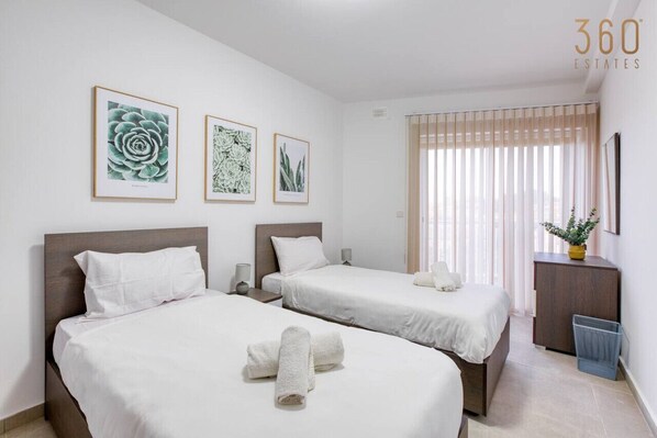 2 Schlafzimmer, Schreibtisch, Bügeleisen/Bügelbrett, Reisekinderbett