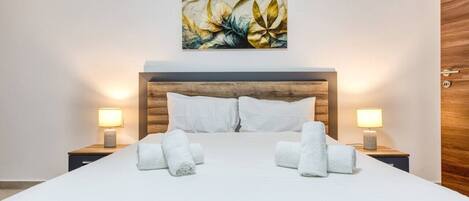 2 slaapkamers, een bureau, een strijkplank/strijkijzer, reisbedje