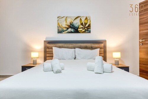 Lovely 3BR Apt w/ Private Balcony & Views in Mgarr