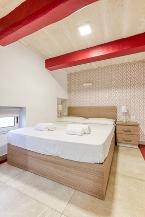 Desk, iron/ironing board, travel cot, WiFi