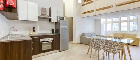 Geladeira, micro-ondas, fogão, cooktop