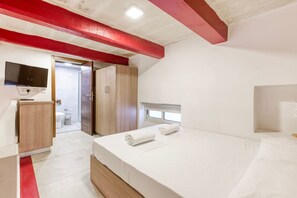 1 chambre, bureau, fer et planche à repasser, lit parapluie