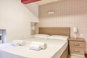 Bureau, fer et planche à repasser, lit parapluie, Wi-Fi