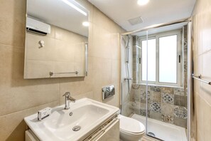 Secador de cabelo, toalhas de banho