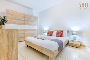 1 Schlafzimmer, Schreibtisch, Bügeleisen/Bügelbrett, Reisekinderbett
