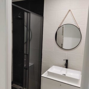 Quadruple Room, Courtyard View | Bathroom | Towels, soap, toilet paper - Riad'a Praia (Silves)
